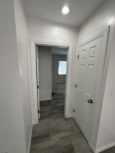 Building Photo - 4064 E 60th St