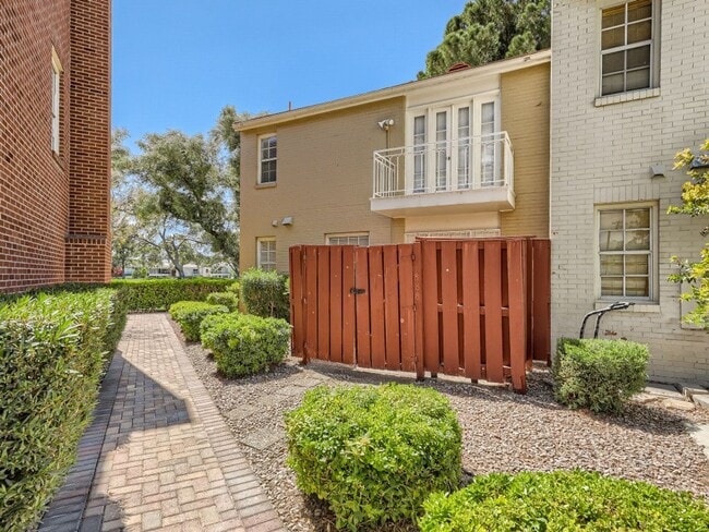 Building Photo - Beautiful Las Vegas Country Club townhome