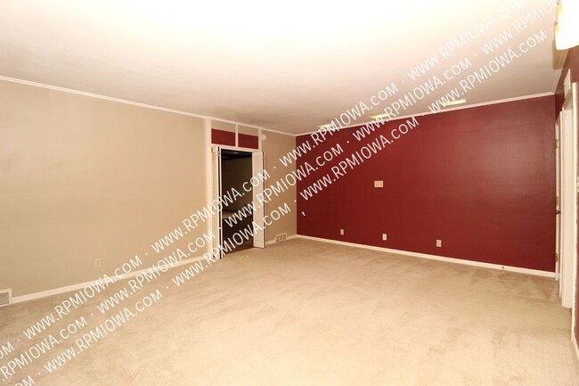 Building Photo - OVER 3000 SQ FT!!!  3 Bedroom, 2 Bath, 2 H...