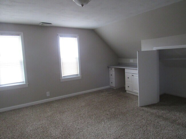 Building Photo - Dracut Beautiful 5 Bedroom Apartment Ready for Occupancy!!