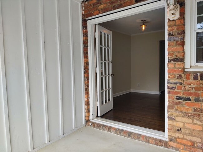 Building Photo - Cozy Condo located in McAlway Manor in Cot...