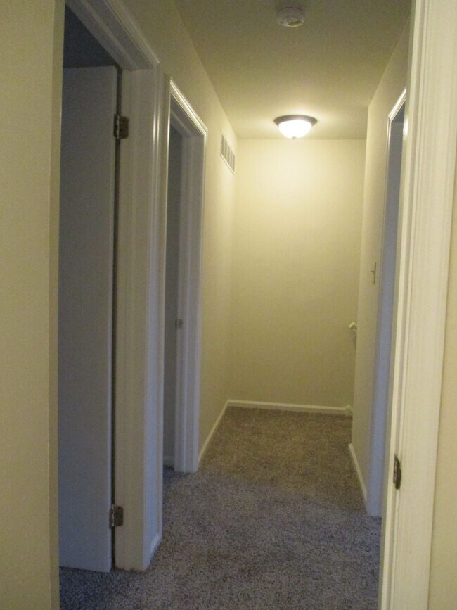 Building Photo - Northampton School District spacious end unit townhome located in the Borough of Bath featuring s...