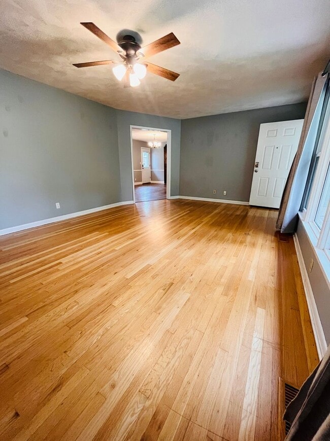 Building Photo - Upgraded 3 bed 2 bath large backyard