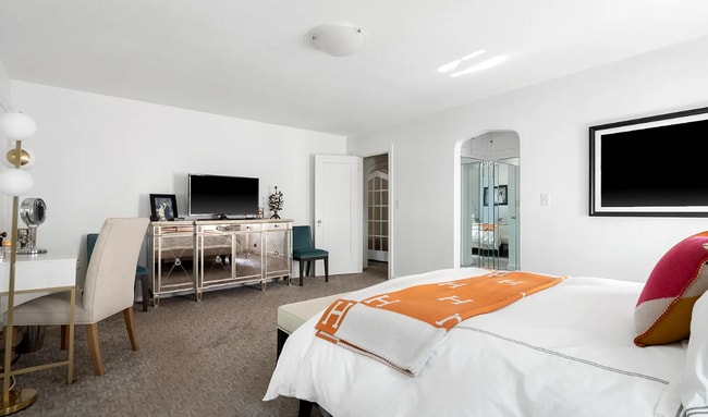 Building Photo - 1220 W 62nd St