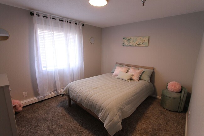 Building Photo - Spacious first floor one bedroom with mode...