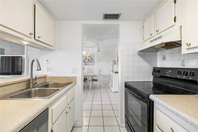 Building Photo - 2525 W Bay Dr