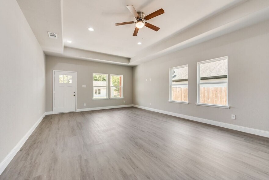 Building Photo - 3012 Silver St