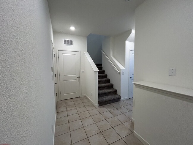 Building Photo - Fresh 3 Bed, 2 Bath Home - Close to shopping!