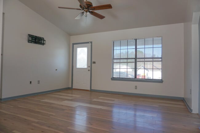 Building Photo - 6 Flora Cove