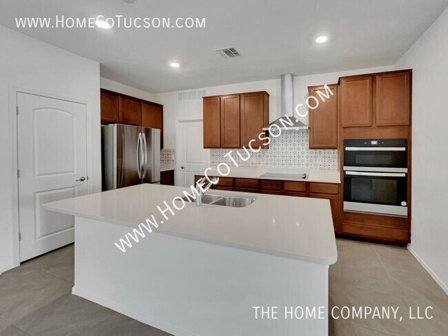 Building Photo - 5618 W Monterey Dr