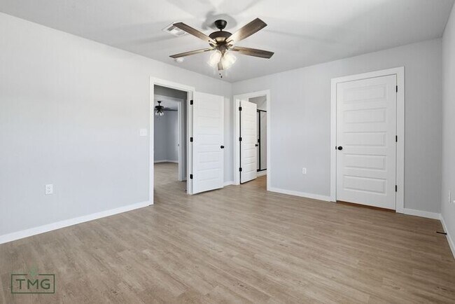 Building Photo - Lawn Care Included! Fully Updated 2 Bed / 2 Bath Duplex – Prime Broken Arrow Location!