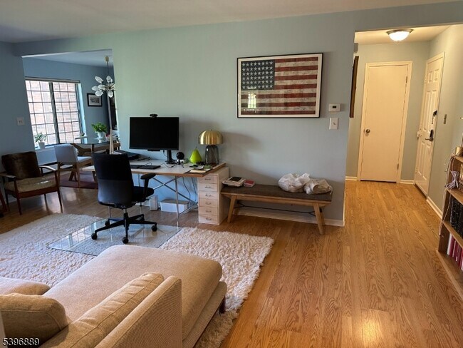 Building Photo - 4 Avon Ct