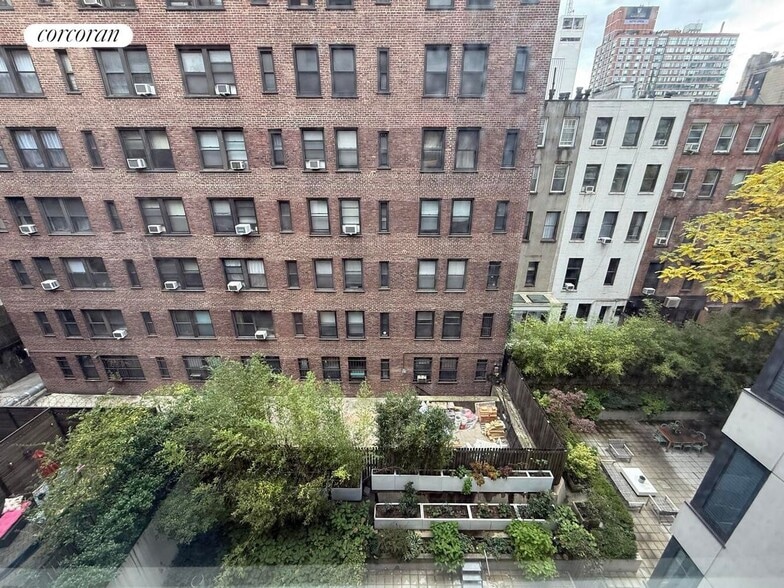 Building Photo - 462 W 58th St