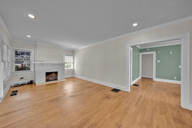 Building Photo - 876 Courtenay Dr NE