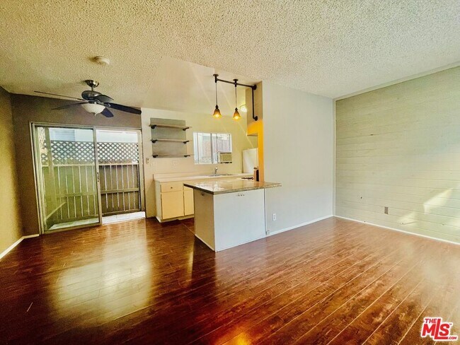 Building Photo - 941 N San Vicente Blvd