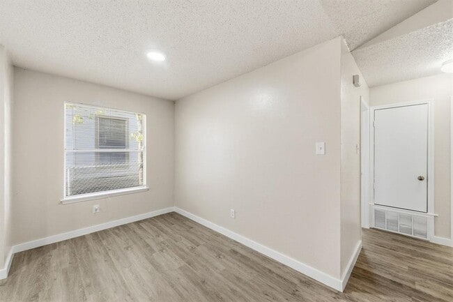 Building Photo - 2204 Donahue Ln