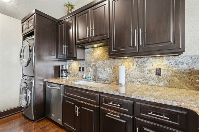 Building Photo - 14805 Dutchmans Dr