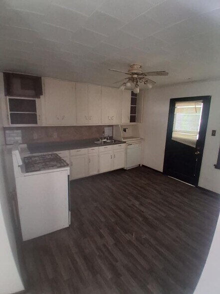 Building Photo - 11 B Ln
