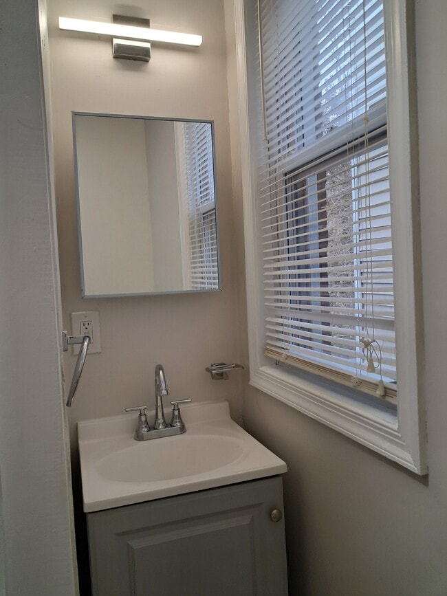 Building Photo - 941 Sargent Ave