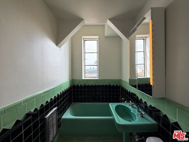 Building Photo - 1314 Hayworth Ave