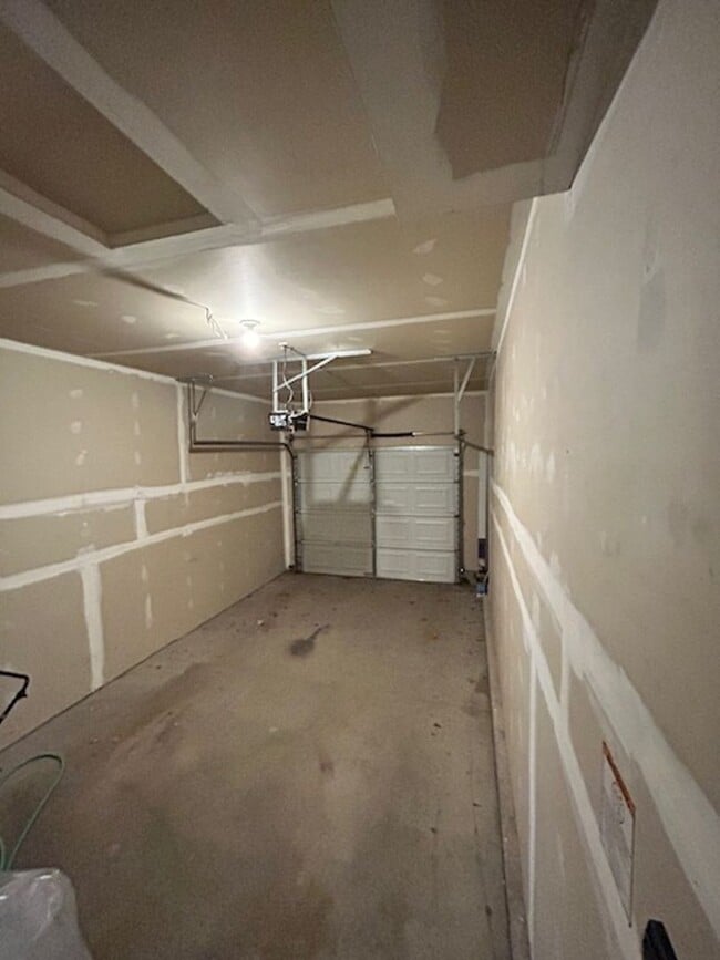 Building Photo - 3 Bedroom 2 Bathroom Centrally Located Tow...