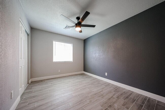Building Photo - 11207 S Iroquois Dr
