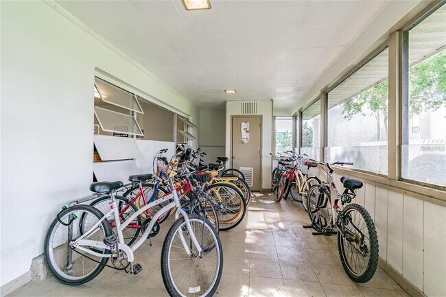 Building Photo - 621 Windrush Bay Dr