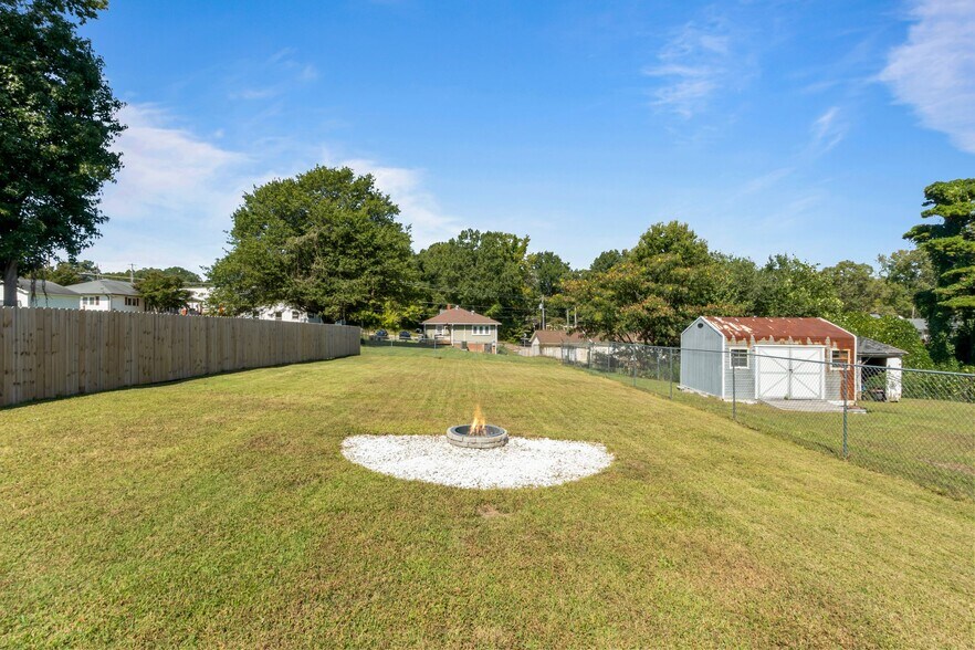 Building Photo - 607 Hillside St