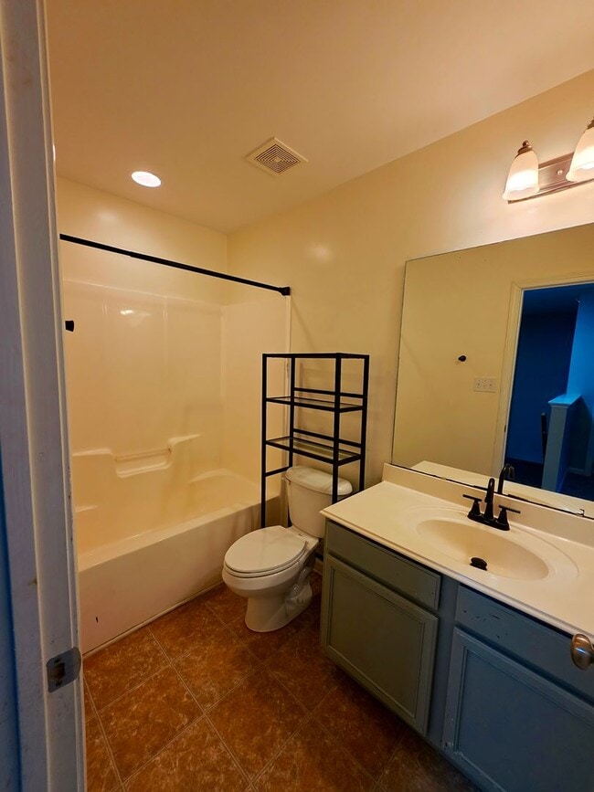 Building Photo - 3 BR 2.5 BA Hunters Creek