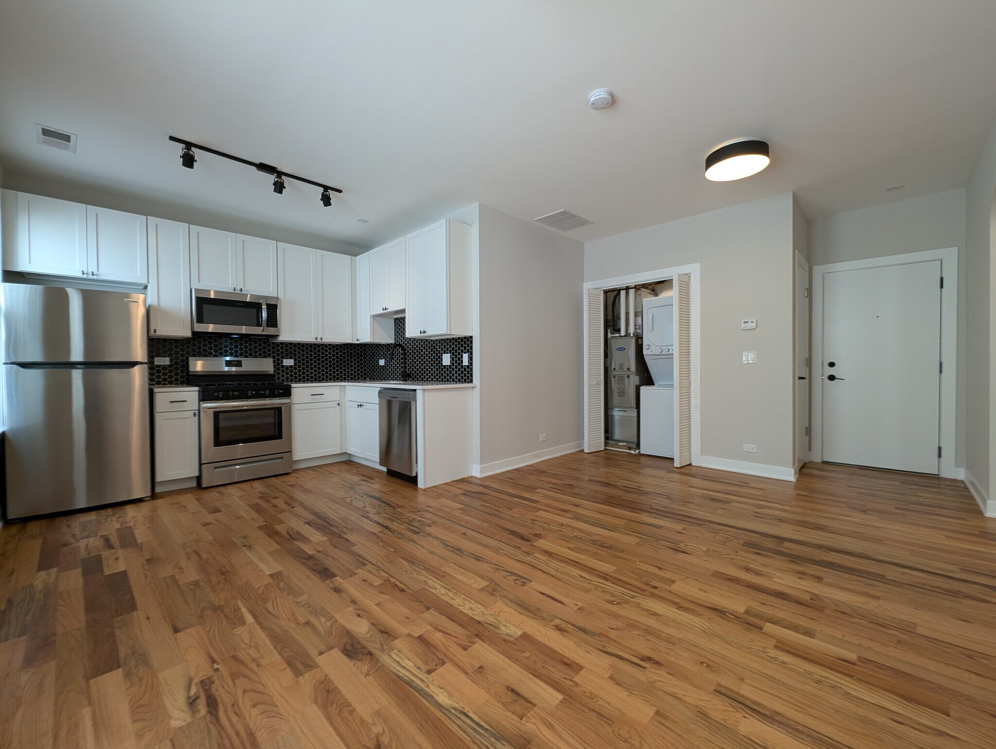 Building Photo - 650 W Wrightwood Ave