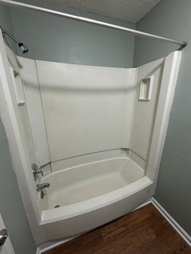 Building Photo - Beautiful 2 Bedroom 1.5 Bath Town Home! Ne...