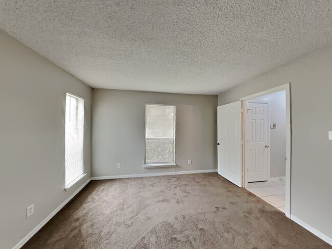 Building Photo - No App Fee. $500 Off 1st Months Rent with ...