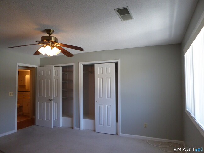 Building Photo - 140 Thompson St