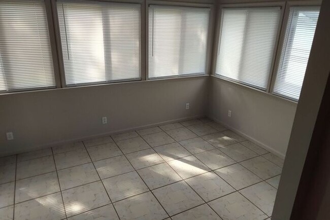 Building Photo - 2 Bed, 1 Bath Bungalow