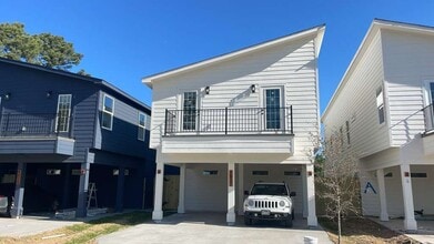 Building Photo - Stunning New 3 Bedroom Duplex Home