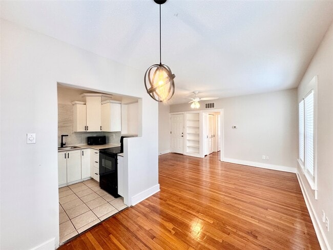 Building Photo - 629 E 11th St