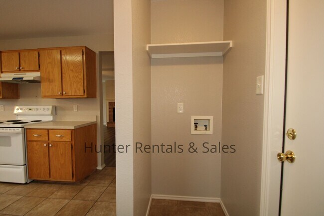 Building Photo - Hymesa Estates!