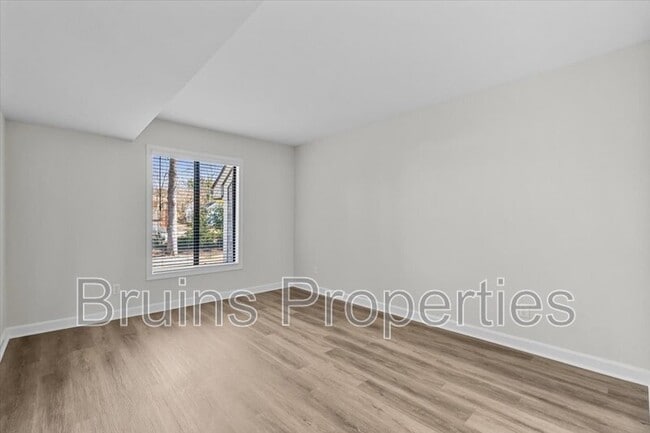 Building Photo - 1522 Benjamin Pkwy