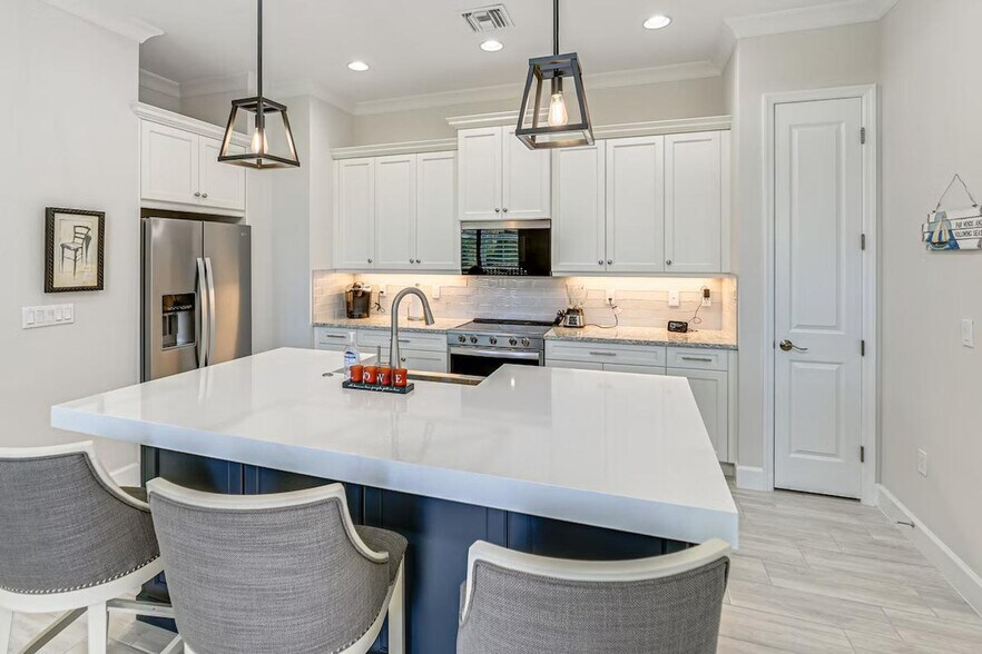 Building Photo - 6983 Saona CT