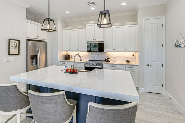 Building Photo - 6983 Saona CT