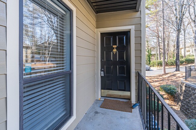 Building Photo - Renovated 2 bedroom Condo in gated Roswell...