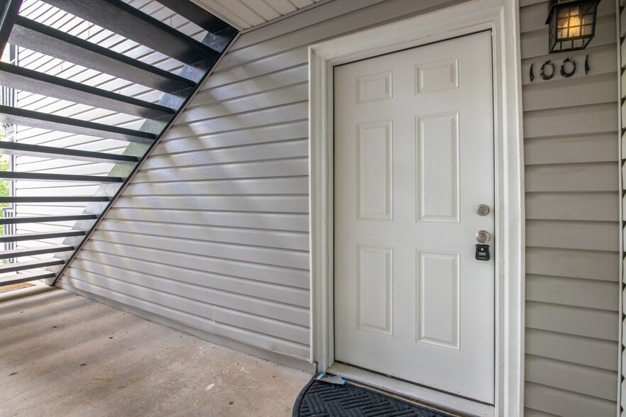 Enterance top the unit - 1001 Woodland Vlg