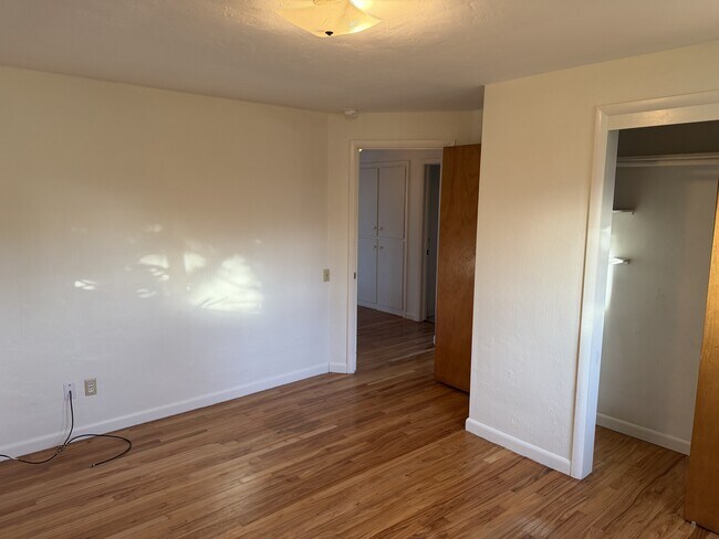 Building Photo - 3525 River Rd