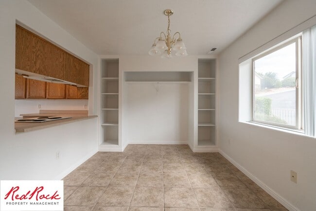 Building Photo - Spacious 3 Bedroom Townhome in Central St....
