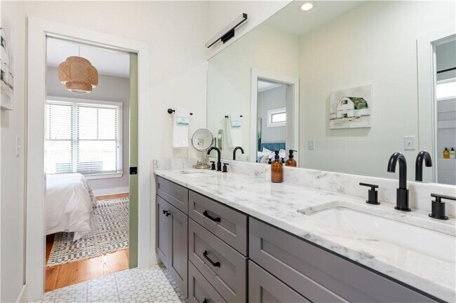 Building Photo - 1393 Glenwood Ave SE