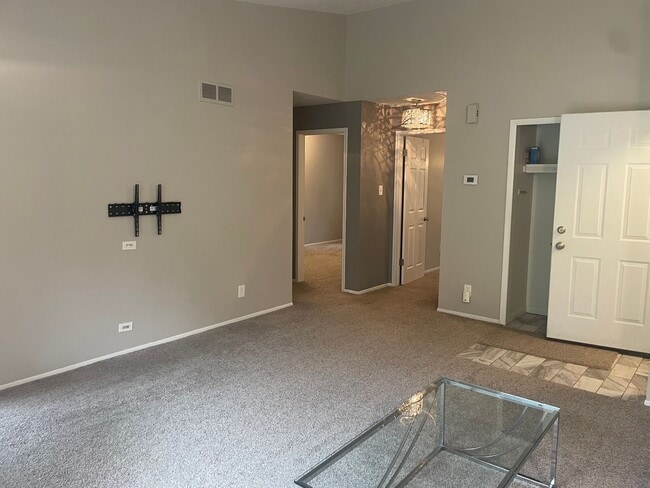 Building Photo - 2 bedroom 1 bath close to 23 **Immediate occupancy**