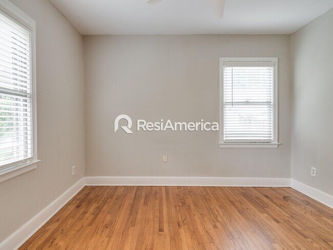 Building Photo - Beautiful 2BR/1B home in a peaceful neighb...