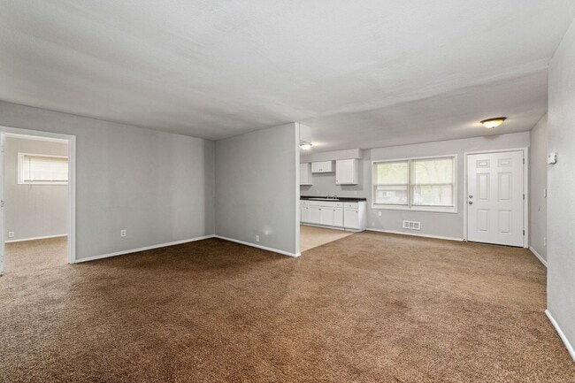 Building Photo - COMING SOON! 5 Bedrooms, 2 Bathrooms in Ka...
