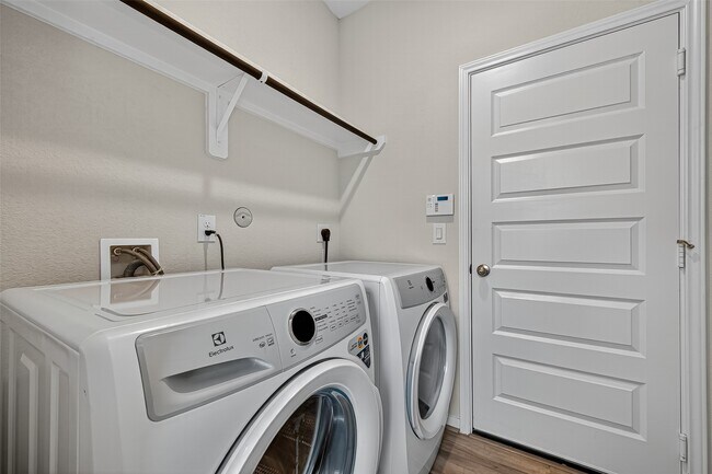 Building Photo - 8304 Bristlecone Pne Wy