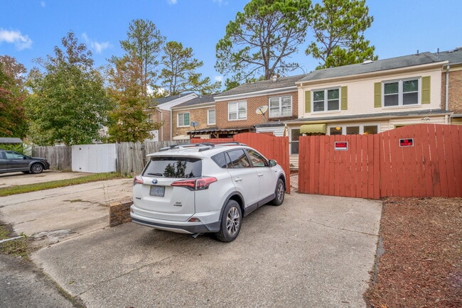 Building Photo - 5213 Clover Hill Dr